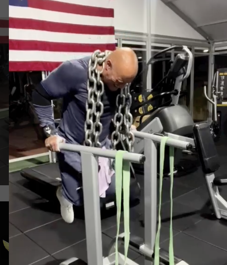 The Rock: Dips per un Petto Massiccio nella Mitica 